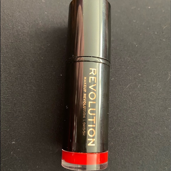 Revolution Pro red lipstick and lip liner set, with a creamy satin formula. - Picture 2 of 3